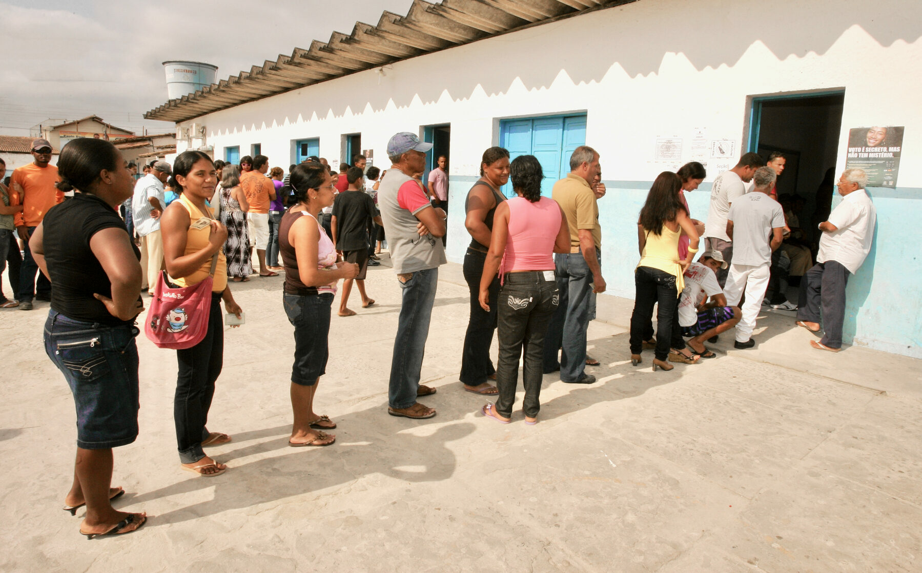eunapolis, bahia, brazil - october 3, 2010: electories queue to vote during elections in the city of Eunapolis. 2023/08/2113840247-huge-2-e1692395458652.jpeg 