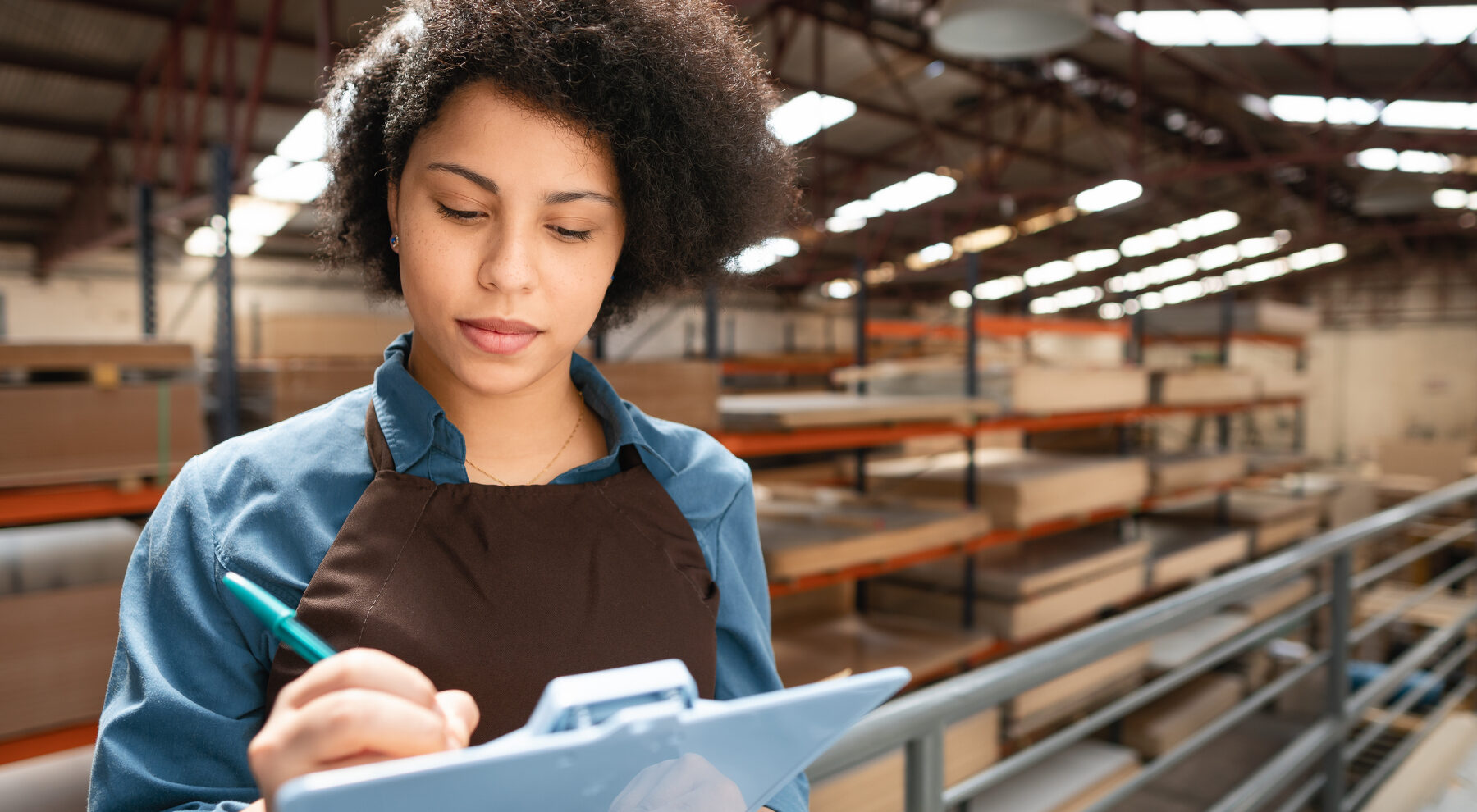 black saleswoman taking notes on clipboard at storehouse 2023/08/AdobeStock_521202495-1-e1691464848720.jpeg 