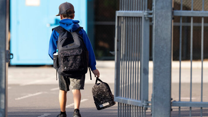 A elementary student arrives for his first day back to school in Montreal, Monday, Aug. 28, 2023. THE CANADIAN PRESS/Christinne Muschi 2024/06/CP168095958_web-e1718464644711.jpg 