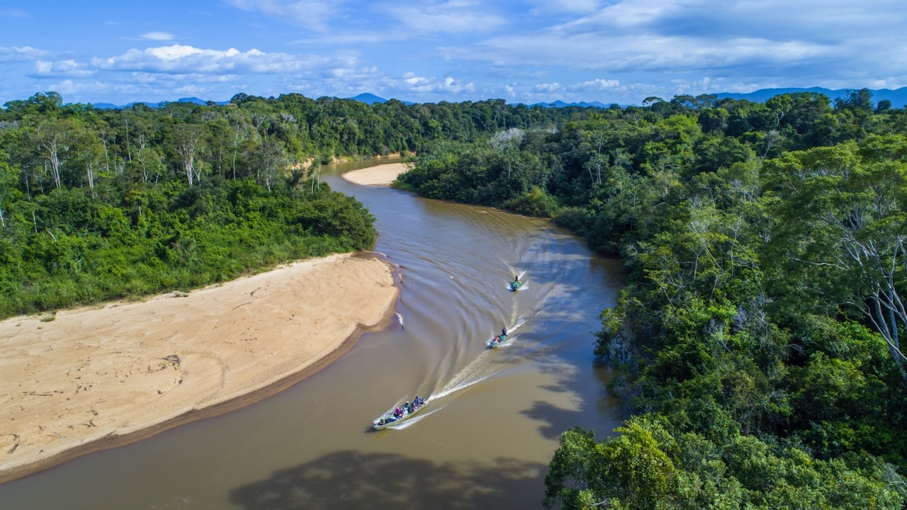 FZS team travelling with PAC rangers on the Rupununi River, Kanuku Mountains Protected Area, Guyana | Photo credit: Daniel Rosengren